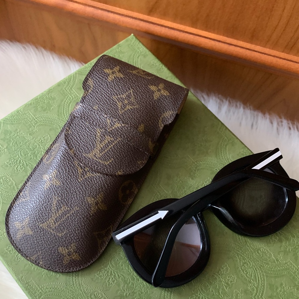 LV Monogram Sunglass Case Holder😊🌷
